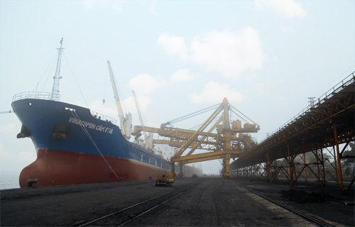 บรรยากาศการผลิตและประกอบธุรกิจในวันแรกของปีมะแม 2015